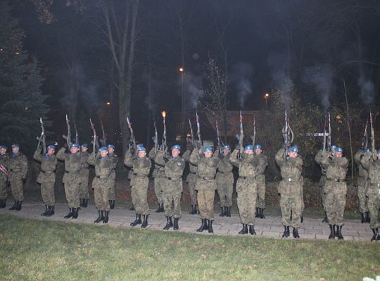 Kwiaty, znicze i pieśni patriotyczne na Święto 3897