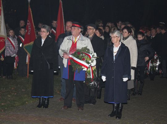 Kwiaty, znicze i pieśni patriotyczne na Święto 3903