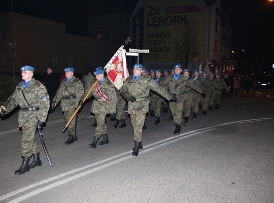 Kwiaty, znicze i pieśni patriotyczne na Święto 3886