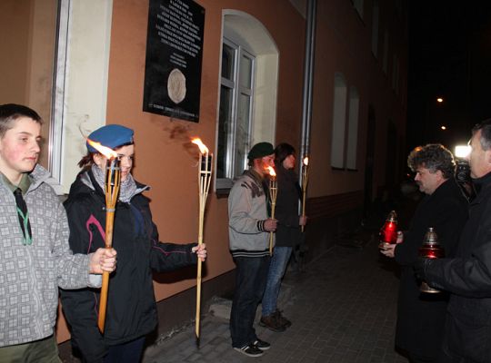 Kwiaty, znicze i pieśni patriotyczne na Święto 3883