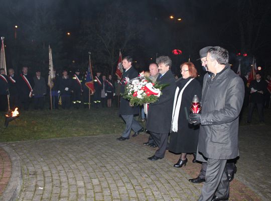 Kwiaty, znicze i pieśni patriotyczne na Święto 3898