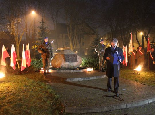 Kwiaty, znicze i pieśni patriotyczne na Święto 3896