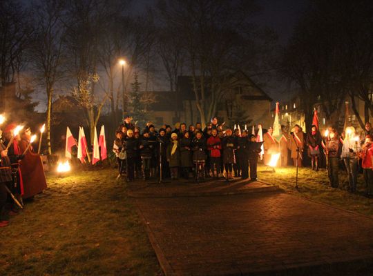 Kwiaty, znicze i pieśni patriotyczne na Święto 3894