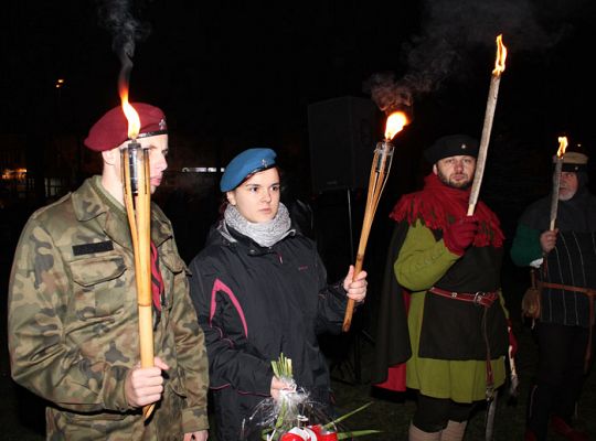 Kwiaty, znicze i pieśni patriotyczne na Święto 3889