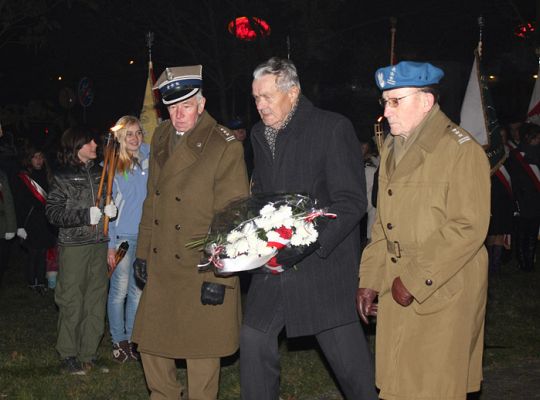 Kwiaty, znicze i pieśni patriotyczne na Święto 3901