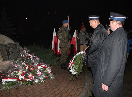 Kwiaty, znicze i pieśni patriotyczne na Święto 3902