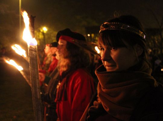 Kwiaty, znicze i pieśni patriotyczne na Święto 3893