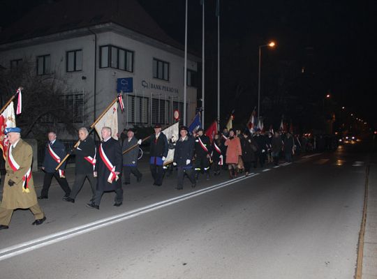 Kwiaty, znicze i pieśni patriotyczne na Święto 3888