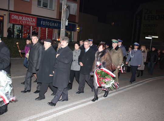 Kwiaty, znicze i pieśni patriotyczne na Święto 3887