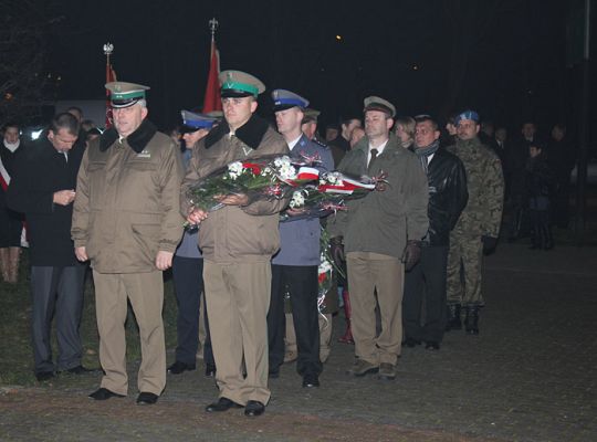 Kwiaty, znicze i pieśni patriotyczne na Święto 3908