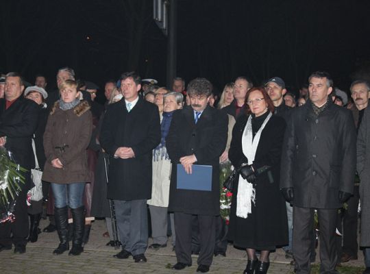 Kwiaty, znicze i pieśni patriotyczne na Święto 3895