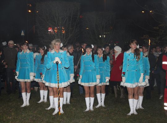 Kwiaty, znicze i pieśni patriotyczne na Święto 3890