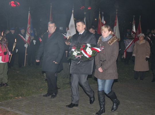 Kwiaty, znicze i pieśni patriotyczne na Święto 3899