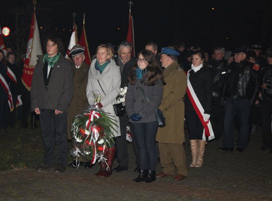 Kwiaty, znicze i pieśni patriotyczne na Święto 3891