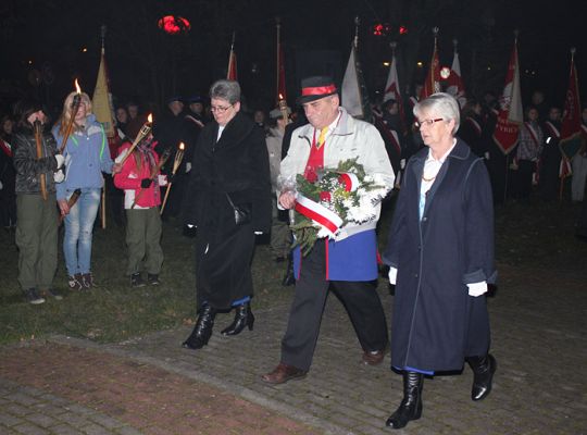 Kwiaty, znicze i pieśni patriotyczne na Święto 3904