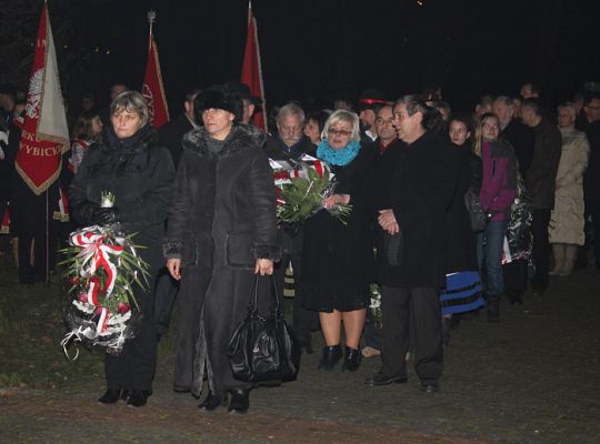 Kwiaty, znicze i pieśni patriotyczne na Święto 3905