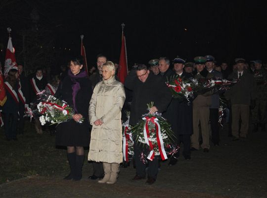 Kwiaty, znicze i pieśni patriotyczne na Święto 3907