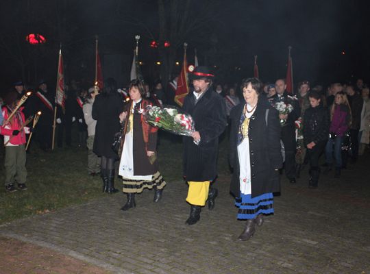 Kwiaty, znicze i pieśni patriotyczne na Święto 3906