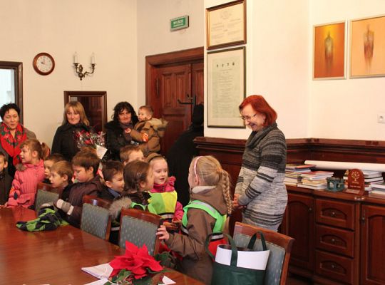Świąteczna wizyta dzieci z Przedszkola nr 5 w 3978