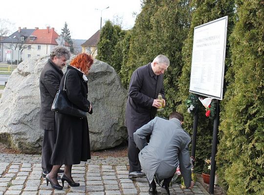 Kwiaty i znicze w 2. rocznicę katastrofy 4263