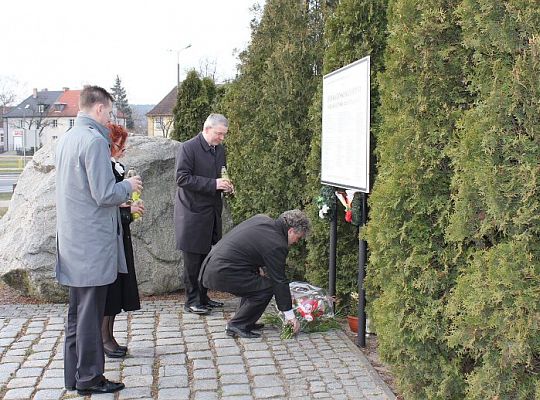 Kwiaty i znicze w 2. rocznicę katastrofy 4261