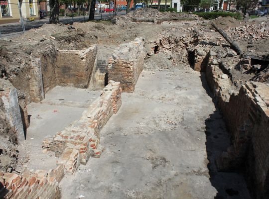 Prace archeologiczne przy placu Pokoju 4313