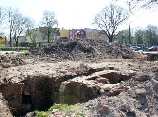 Prace archeologiczne przy placu Pokoju 4318