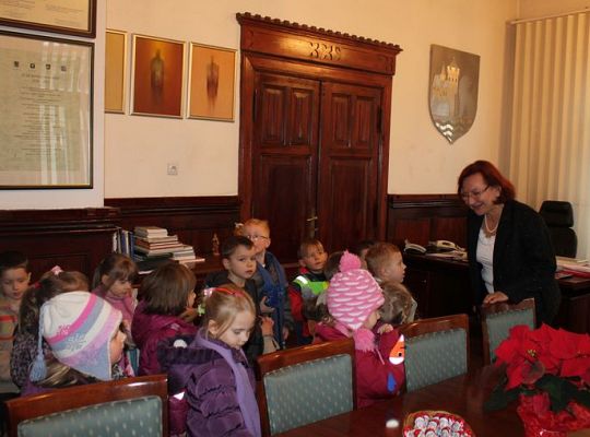 Przedszkolaki z życzeniami w Ratuszu 5452