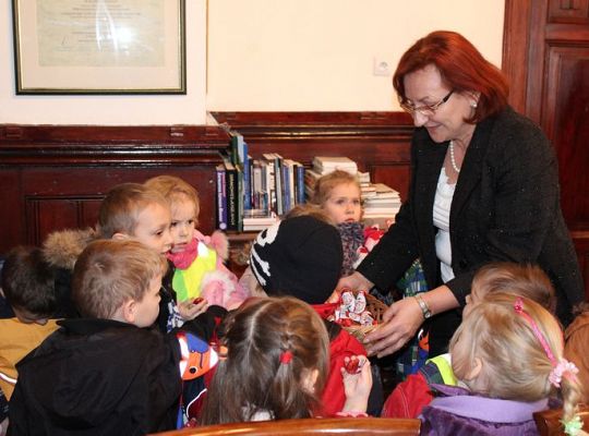 Przedszkolaki z życzeniami w Ratuszu 5458