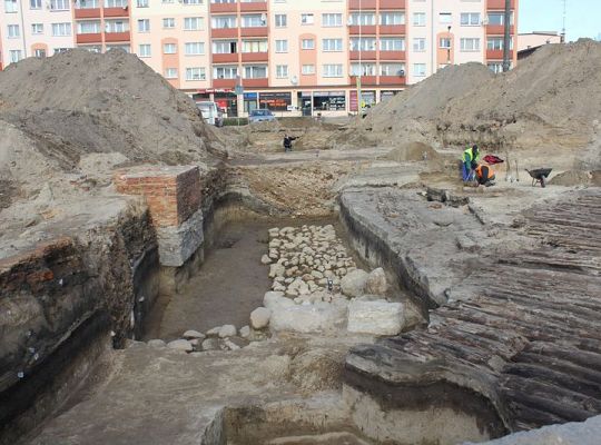 Prace archeologiczne na Placu Pokoju 5573