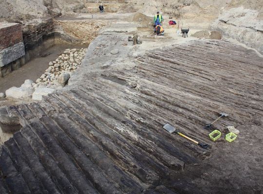Prace archeologiczne na Placu Pokoju 5572