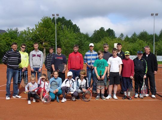 Młodzież grała w tenisa 5714