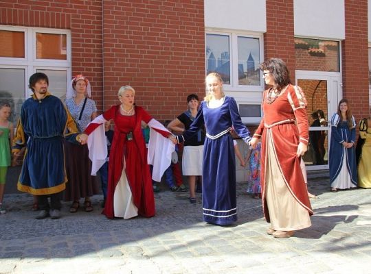 Zatańczyli w średniowiecznym stylu 6771