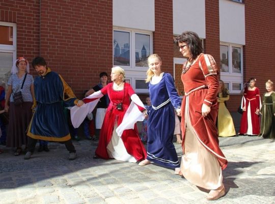 Zatańczyli w średniowiecznym stylu 6772