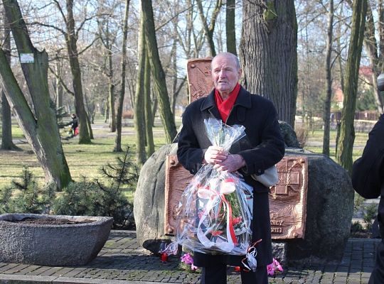 Znicze i kwiaty dla Sybiraków 7777