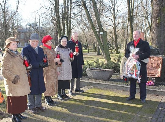Znicze i kwiaty dla Sybiraków 7779