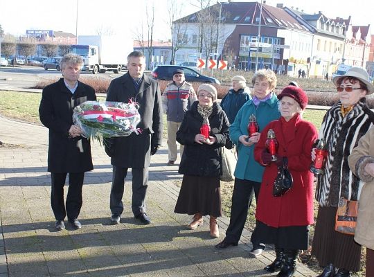 Znicze i kwiaty dla Sybiraków 7780