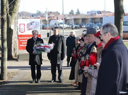 Znicze i kwiaty dla Sybiraków 7784