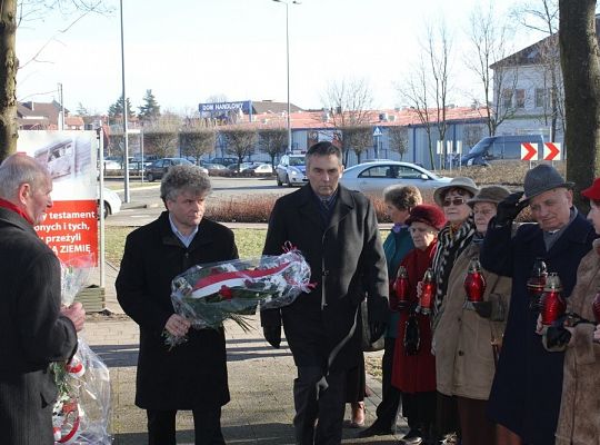 Znicze i kwiaty dla Sybiraków 7786