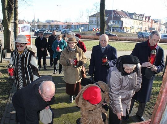 Znicze i kwiaty dla Sybiraków 7790