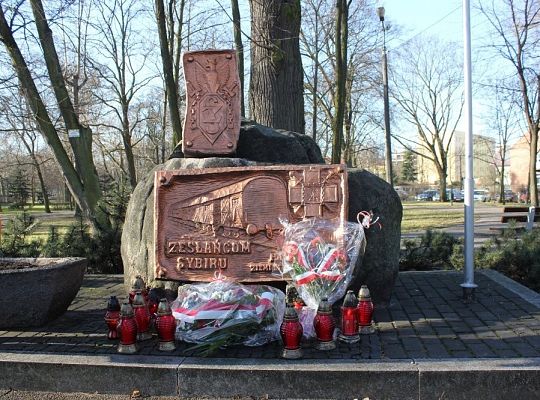 Znicze i kwiaty dla Sybiraków 7778