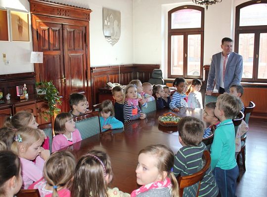 Przedszkolaki zwiedzają Ratusz 7891