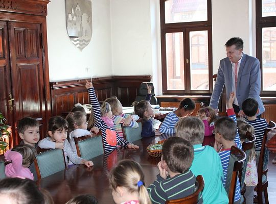 Przedszkolaki zwiedzają Ratusz 7892
