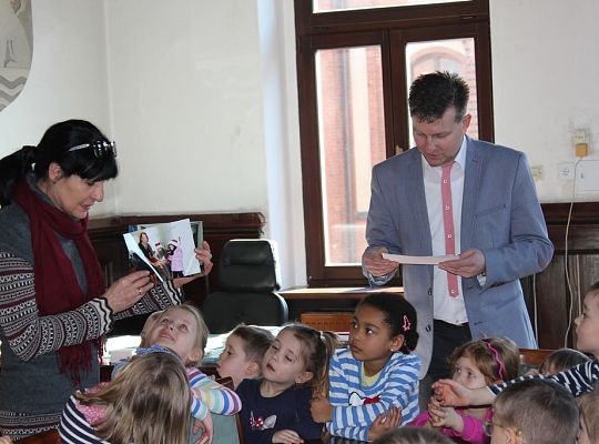Przedszkolaki zwiedzają Ratusz 7893