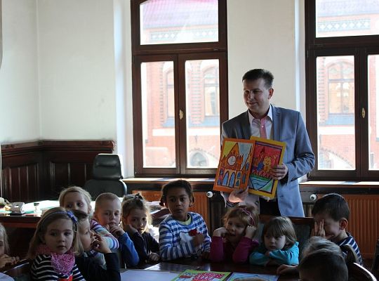 Przedszkolaki zwiedzają Ratusz 7894