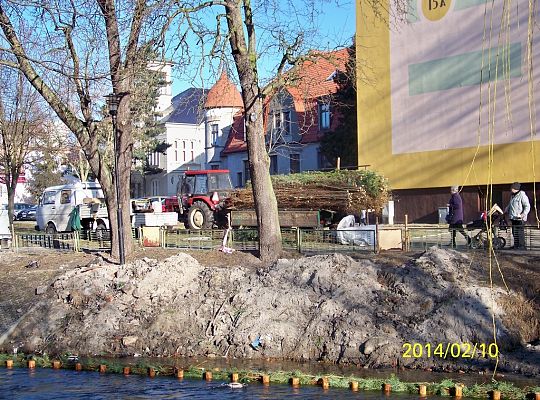 Budowa i przebudowa bulwarów nad rzeka Łebą 7925