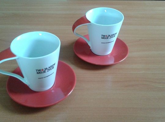 Parasole i kubki czekają na krwiodawców 9358