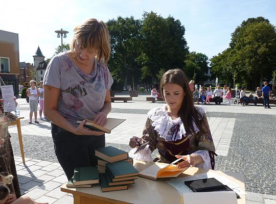 Lęborczanie czytali Sienkiewicza na Placu Pokoju 9895