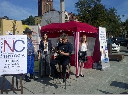 Lęborczanie czytali Sienkiewicza na Placu Pokoju 9901