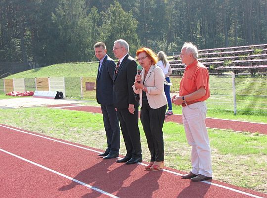 Szkolne zawody lekkoatletyczne na nowej bieżni 10048